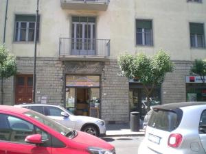 un grupo de coches estacionados frente a un edificio en A Due Passi Dal Treno, en Pisa