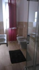 a bathroom with two sinks and two toilets at A Due Passi Dal Treno in Pisa