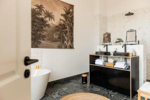 a bathroom with a sink and a bath tub at Klassen Stay - Exklusives Loft - XXL Leinwand - 4 km Messe, 1,5 km HBF in Essen +66 photos