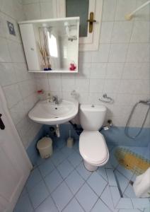 Vonios kambarys apgyvendinimo įstaigoje Agapis Apartments