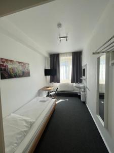 漢諾威的住宿－施瓦澤巴爾酒店，配有一张床和一张书桌的酒店客房