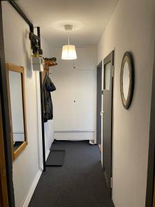 a hallway with a door and a mirror and a mirror at Apartament Dobre Miejsce in Malbork