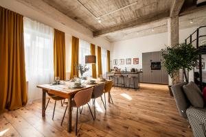 a dining room with a table and chairs at Klassen Stay - Exklusives Loft - XXL Leinwand - 4 km Messe, 1,5 km HBF in Essen