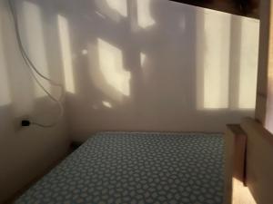 Cette petite chambre comprend un lit d'angle. dans l'établissement Casa Conchiglia - Aprilia Marittima - Corte Grande, à Aprilia Marittima