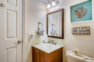 a bathroom with a sink and a mirror at Beach 2 level spacious condo in Fort Lauderdale +12 photos