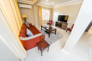 uma sala de estar com um sofá e uma mesa em JR Apartments em Georgetown