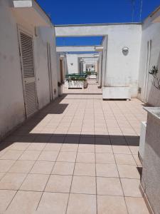 un pasillo vacío de un edificio con suelo de baldosa en casa sonia, en Torre Saracena