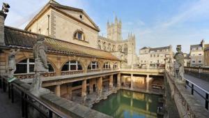 - une vue sur un bâtiment avec une piscine d'eau dans l'établissement 3bed house with Parking short walk to Bath centre, à Bath