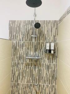 a shower with two sinks and a shower curtain at Magnifique T2 en bord de mer in Le Lavandou