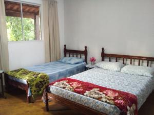 皮雷諾波利斯的住宿－Recanto São Francisco de Assis，一间卧室设有两张床和窗户。