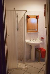 uma casa de banho com um chuveiro e um lavatório. em La Cecia - Casa vacanze nella campagna salentina em Cavallino di Lecce