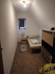 Kleines Zimmer mit einem Bett und einem Fenster in der Unterkunft BB House in Balatonboglár