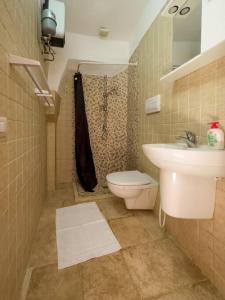 La salle de bains est pourvue de toilettes et d'un lavabo. dans l'établissement Era house, in pieno centro a Ceglie Messapica. . ., à Ceglie Messapica