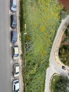 una vista aerea di un parcheggio con auto di Charming,Comfortable and Centrally located Group Accomodation a Il-Gżira