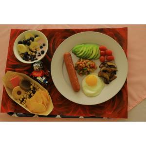 um prato de alimentos com ovos e legumes sobre uma mesa em Boikhutsong Bed & Breakfast em Maseru