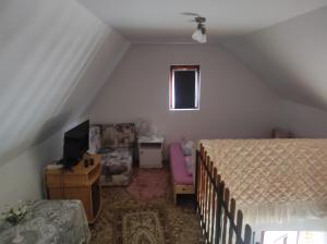 Zimmer im Dachgeschoss mit 2 Betten und einem TV in der Unterkunft BB House in Balatonboglár