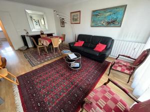sala de estar con sofá y mesa en Appartement Biarritz, 4 pièces, 6 personnes - FR-1-239-921 en Biarritz