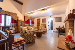 a large living room with a couch and chairs at La Corteccia del Faggio in Monte Amiata