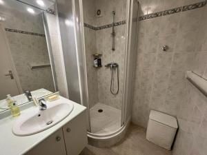 y baño con ducha, lavabo y aseo. en Appartement Biarritz, 4 pièces, 6 personnes - FR-1-239-921 en Biarritz