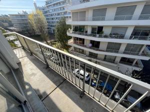 un balcón de un edificio con coches aparcados en un aparcamiento en Appartement Biarritz, 4 pièces, 6 personnes - FR-1-239-921 en Biarritz