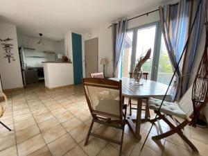 eine Küche und ein Esszimmer mit einem Tisch und Stühlen in der Unterkunft small house 6p in bormes, quiet , hill-view in Bormes-les-Mimosas