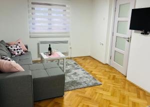 - un salon avec un canapé et une table dans l'établissement Lily, à Belgrade