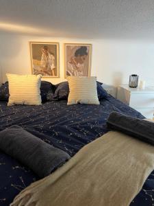 ein Bett mit blauer Bettwäsche und Kissen in einem Schlafzimmer in der Unterkunft New York Palace 2th apartment in the downtown in Budapest