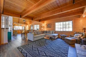 Φωτογραφία από το άλμπουμ του A-Frame Munds Park Retreat 35 Miles to Snowbowl σε Munds Park