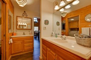 un baño con lavabo y espejo en A-Frame Munds Park Retreat 35 Miles to Snowbowl, en Munds Park 30 fotos más