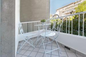 een balkon met 2 stoelen en een tafel bij Domus Delia Pescara Centro in Pescara