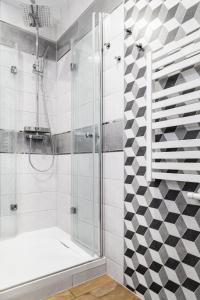 克拉科夫的住宿－Househost Apartment:Bracka 3/15A，带淋浴的浴室和玻璃门