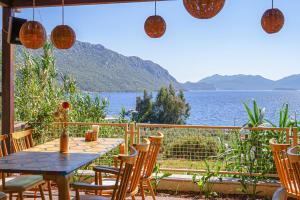 a table and chairs on a patio with a view of the water at 7 Oda Söğüt in Marmaris