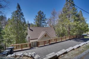 eine Auffahrt mit einer Terrasse und einem Haus in der Unterkunft Quiet Lake Arrowhead Retreat with Large Deck! in Lake Arrowhead