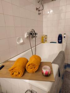 un bagno con vasca da bagno con asciugamani su un vassoio di legno di Apartman Tanja Trebinje a Hrupjela