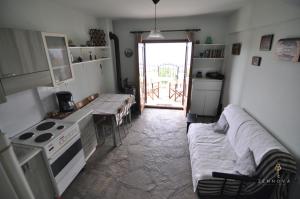 Η κουζίνα ή μικρή κουζίνα στο Zennova #42 Pirgadikia Sky & Sea Home +16 φωτογραφίες