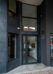 einer Fassade eines Gebäudes mit Glastüren in der Unterkunft Apartment Leona in Kraljevo