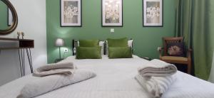 Кровать или кровати в номере Nancy Rooms