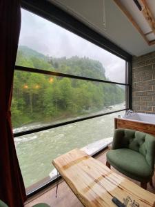 リゼにあるVALLEY SUiT OTELの川を望む大きな窓が備わる客室です。