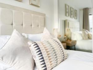 Postel nebo postele na pokoji v ubytování Stunning Riverview City Centre Apartment