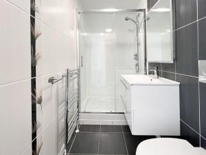 Koupelna v ubytování Stunning Riverview City Centre Apartment
