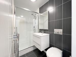 Koupelna v ubytování Stunning Riverview City Centre Apartment