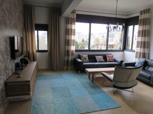 salon z kanapą i stołem w obiekcie Apartment Haifa w mieście Hajfa