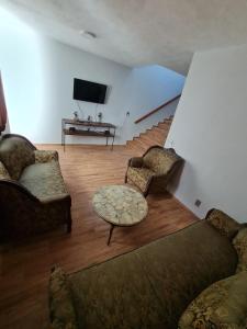 un soggiorno con due divani e una TV di Hermosa casa ubicada en zona centro, andares y estadio a Guadalajara