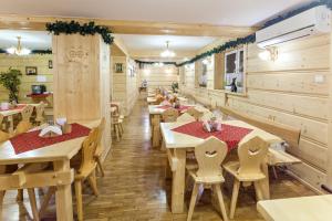 Reštaurácia alebo iné gastronomické zariadenie v ubytovaní OSW Moszczeniczanka
