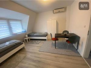 a bedroom with a desk and a bed and a table at 2 Zimmer,Apartment,Monteur,Netflix,Prima in Krefeld