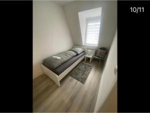 a small bedroom with a bed and a window at 2 Zimmer,Apartment,Monteur,Netflix,Prima in Krefeld