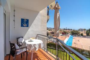 einen Balkon mit einem Tisch und Strandblick in der Unterkunft Almijara Apartments Casasol in Nerja