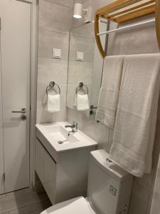 タヴィラにあるCiao Taviraのバスルーム(洗面台、トイレ、鏡付)