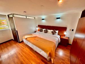 een slaapkamer met een groot bed in een kamer bij Mama's House in Cuzco