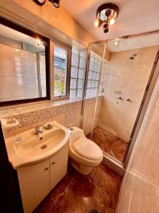 uma casa de banho com um WC, um lavatório e um chuveiro em Mama's House em Cusco